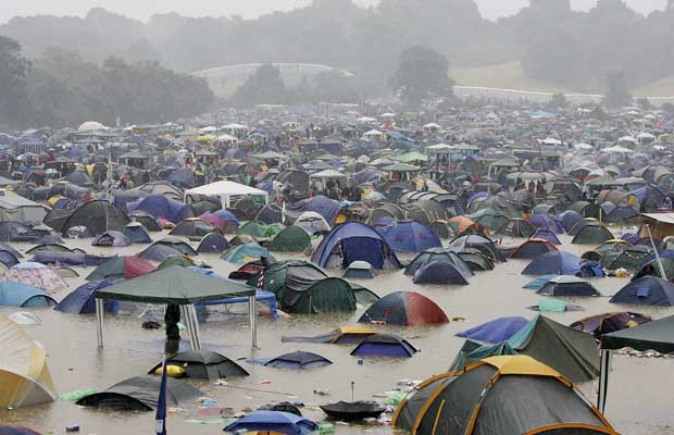 SOMERSET, UNITED KINGDOM - JUNE 23: A general view of a camp site that has been flooded by heavy rain on the first day of the Glastonbury Music Festival 2005 at Worthy Farm, Pilton on June 23, 2005 in Somerset, England. The festival runs until June 26. (Photo by MJ Kim/Getty Images) [PNG Merlin Archive]